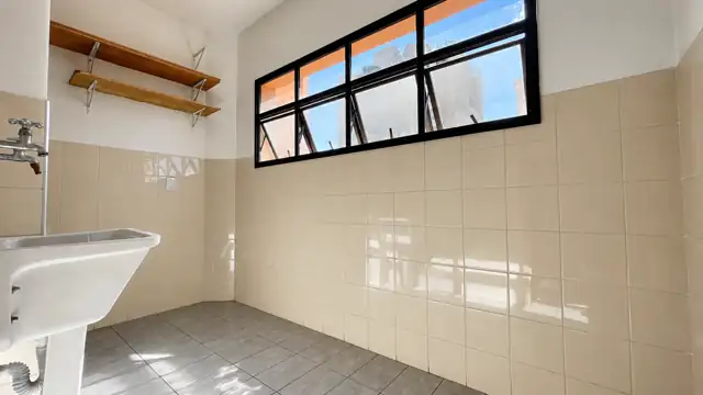 Área de serviço com tanque e janelas amplas