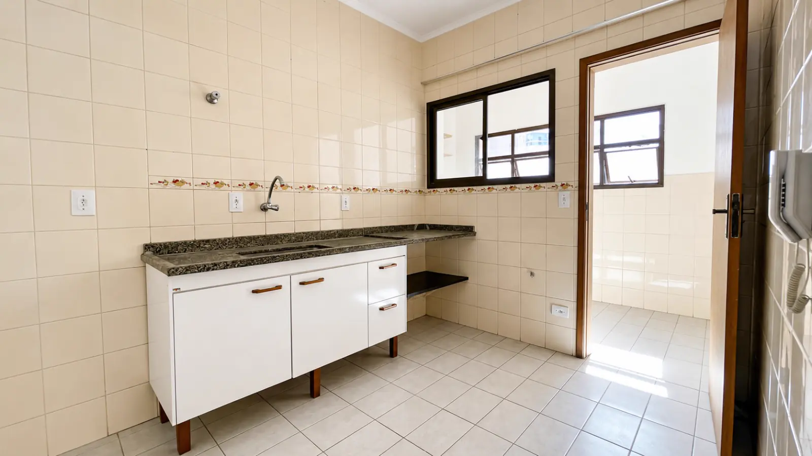 Cozinha funcional com bancada em granito e armários