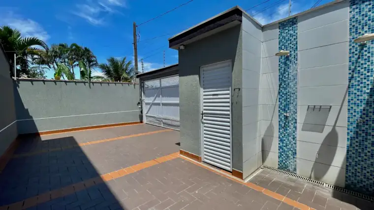 Sobrado no Massaguaçu — garagem e ducha externa