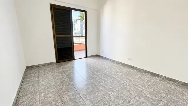 Dormitório com porta de correr para a varanda