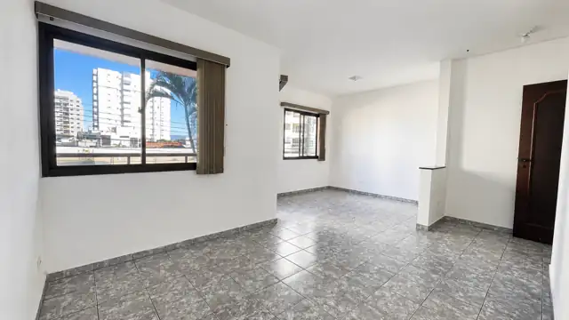 Sala de estar com janela ampla e porta de madeira
