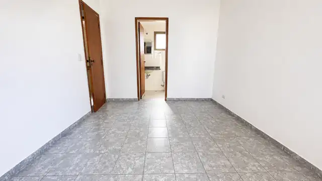 Dormitório da suíte com acesso ao banheiro privativo