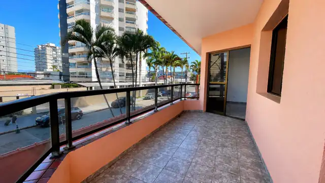 Varanda coberta com acesso pela porta de vidro
