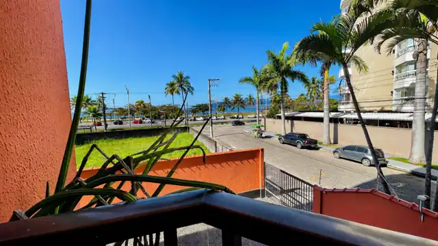 Vista da varanda para a rua, as palmeiras e o mar do Bairro do Indaía