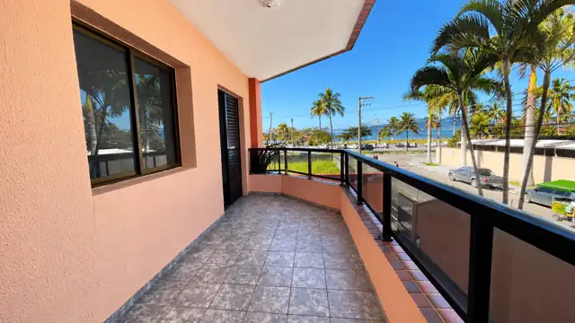 Varanda coberta do apartamento com vista para o mar