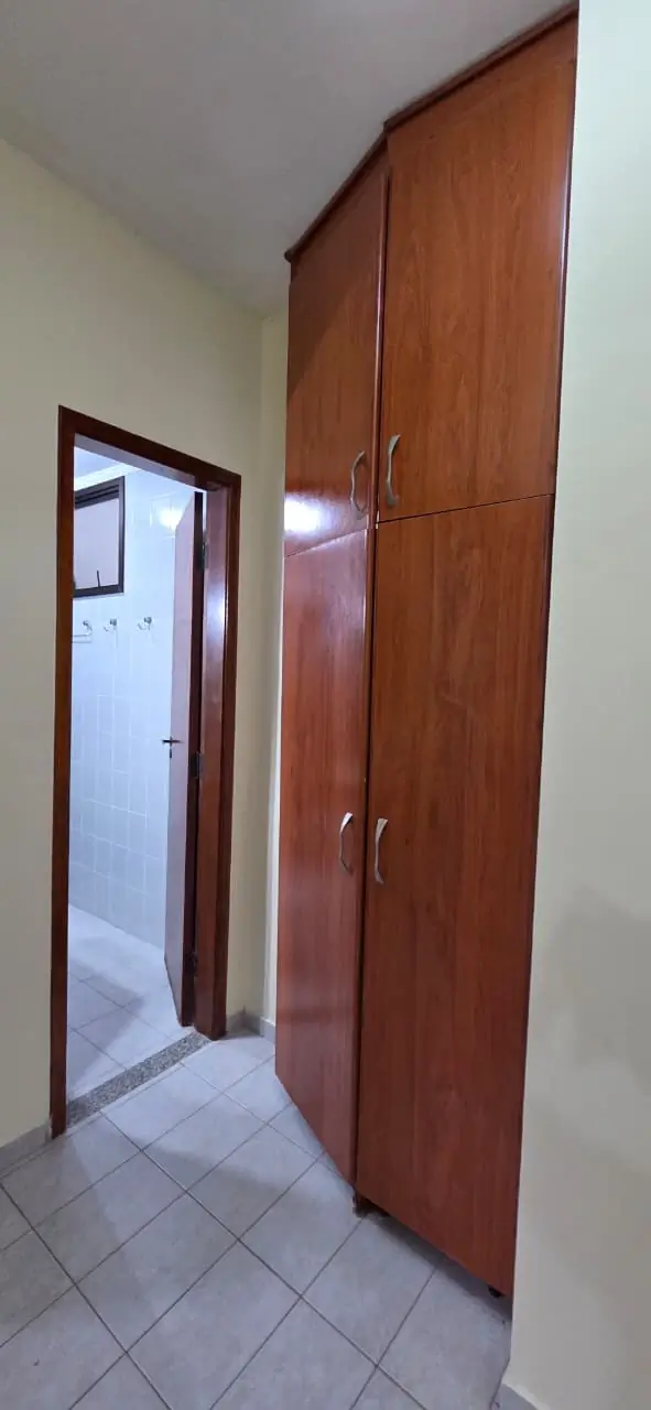 Guarda-roupa em madeira no corredor do apartamento