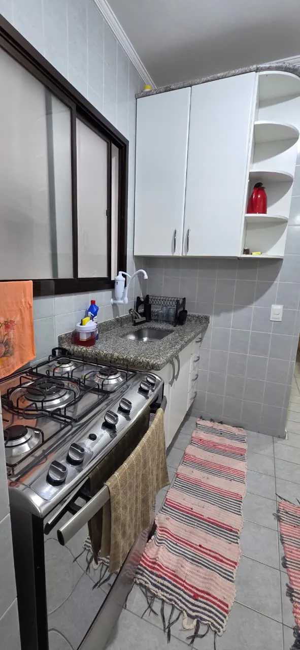 Armários da cozinha em MDF branco com bancada em granito