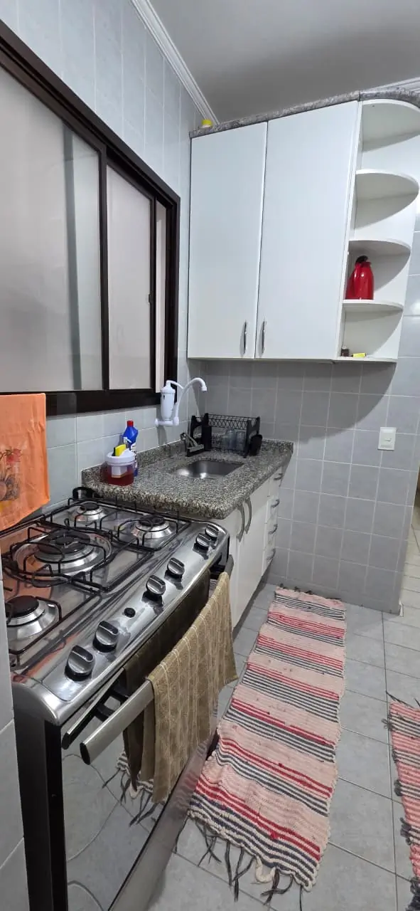 Armários da cozinha em MDF branco e bancada em granito