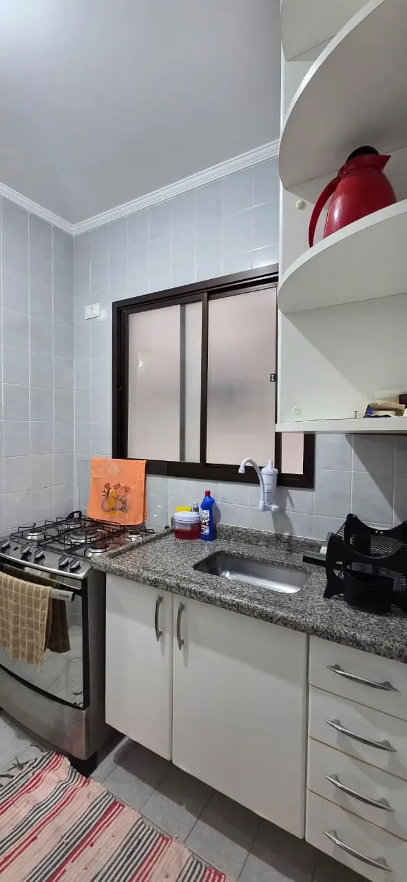 Bancada em granito com cooktop, cuba de inox e armários