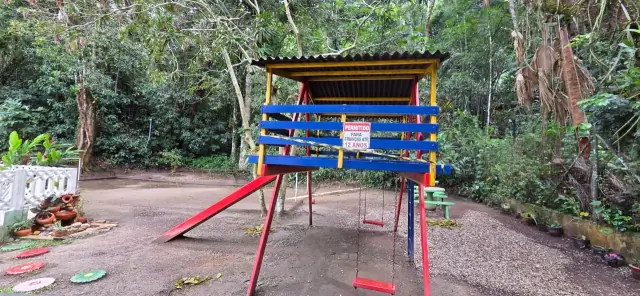 Playground do condomínio com escorregador e balanço