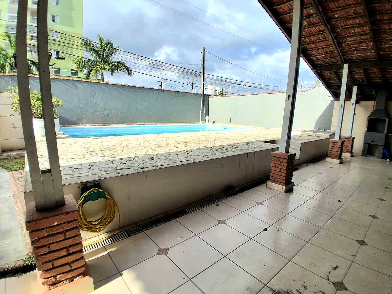 Piscina e espaço gourmet da Casa no Bairro Aruan em Caraguatatuba