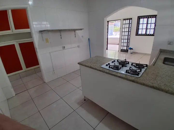 Piscina privativa com deck em pedra mineira