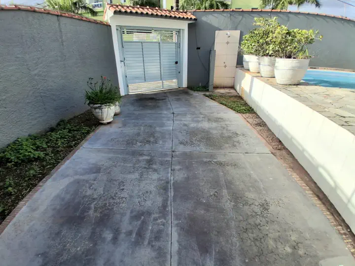 Rampa de entrada e garagem para 2 carros com ducha externa ao lado da piscina
