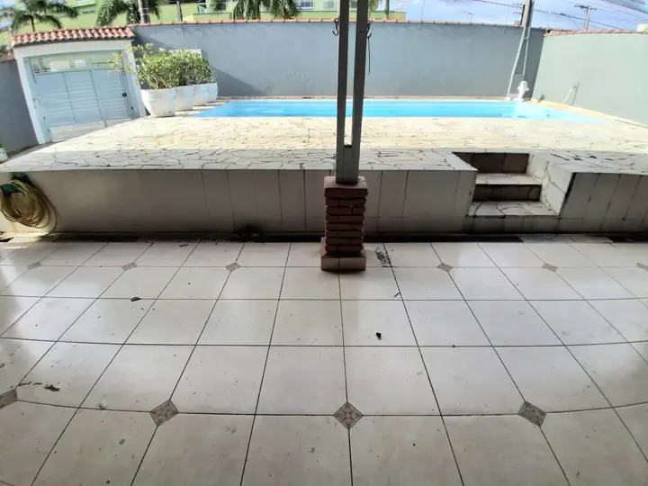 Integração da varanda coberta com a área da piscina e portão social