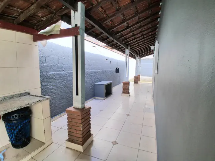 Passagem lateral ampla e ventilada da residência