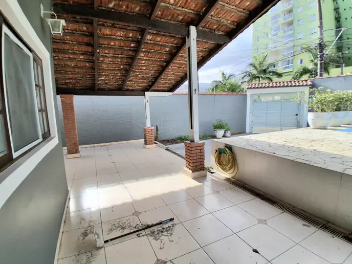 Vista do pátio traseiro amplo e murado ideal para lazer ou pets