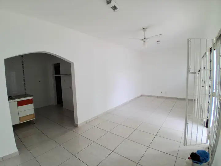 Sala de estar com ventilador de teto e saída direta para a varanda