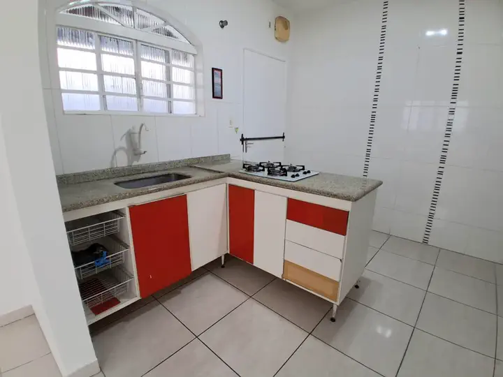 Sala para dois ambientes integrada por arco à cozinha