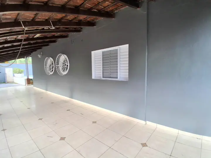 Cozinha funcional com bancada em granito, cooktop e integração com a sala