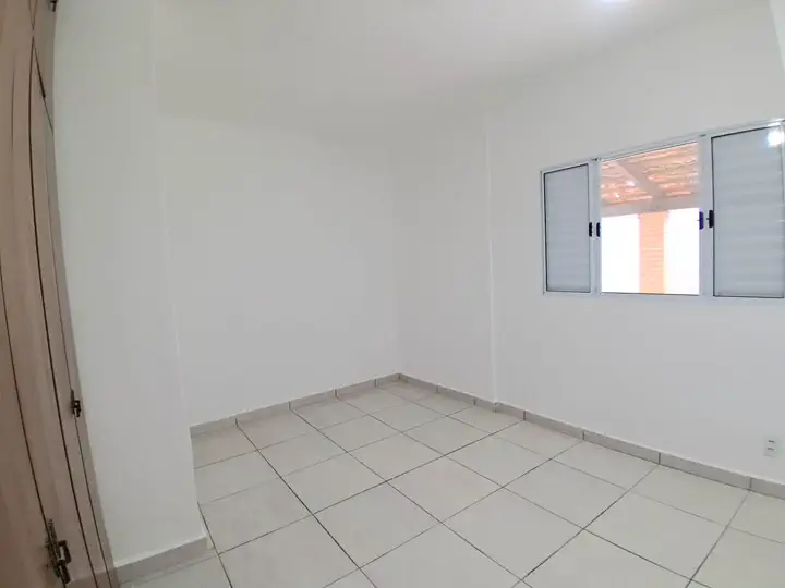 Cozinha integrada com armário despensa e vista para a varanda