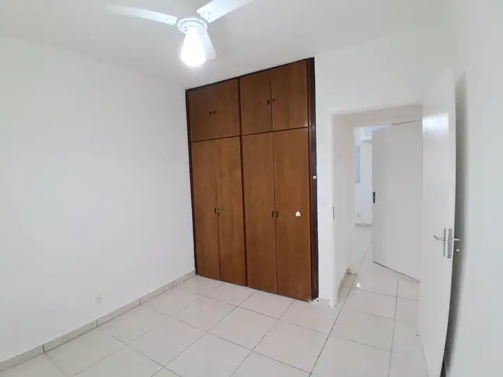 Guarda-roupa embutido em madeira de 4 portas e maleiro na suíte