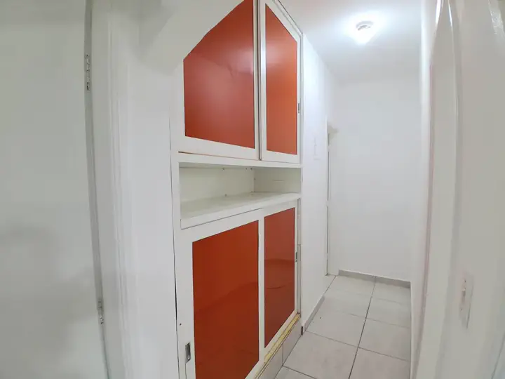 Segundo dormitório claro e arejado com armário lateral