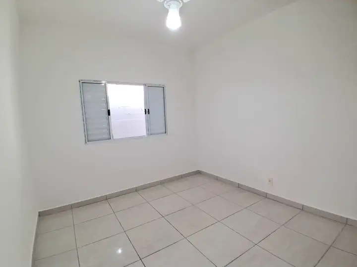 Ângulo interno do segundo dormitório com piso cerâmico