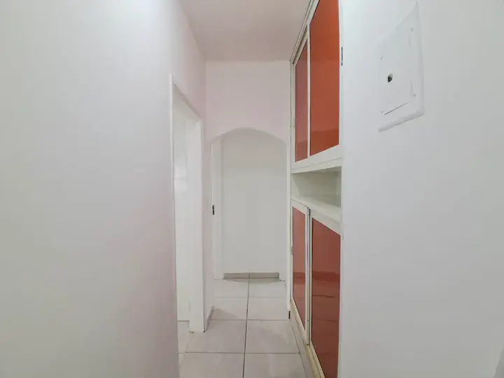 Corredor interno de circulação com armário roupeiro embutido