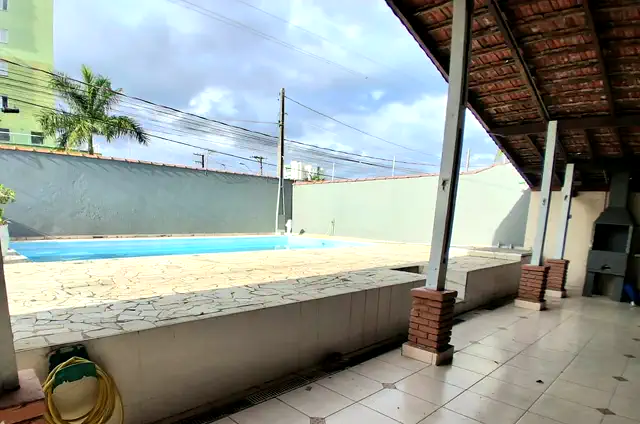 Imagem de destaque da casa no Bairro Aruan com piscina, varanda e deck em pedra