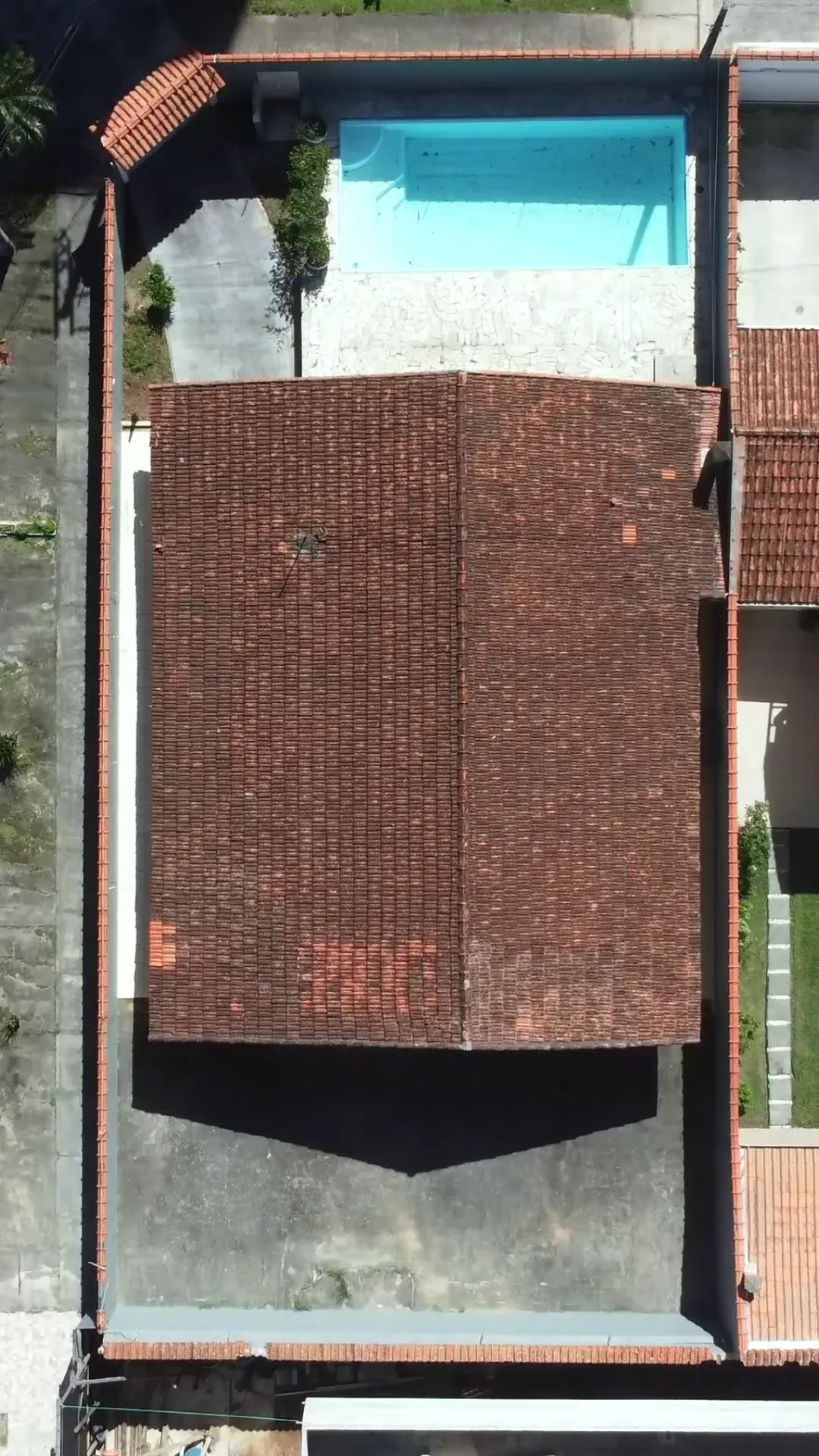 Vista aérea de drone mostrando todo o terreno de 439 m², telhado e piscina da casa no Bairro Aruan