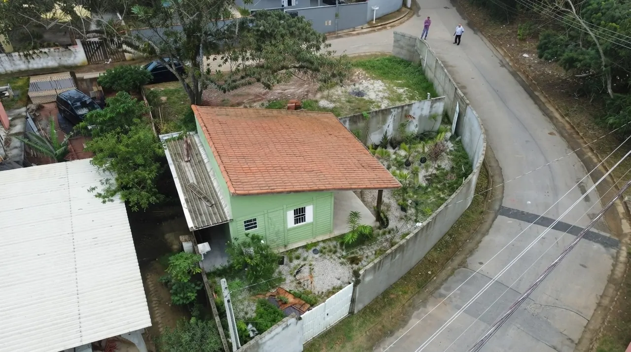 Vista aérea da casa e do terreno murado na esquina do bairro