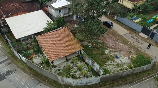 Vista aérea de cima do telhado e dos fundos do lote