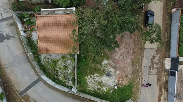 Vista aérea do lote murado com a casa em destaque