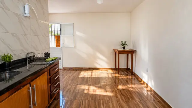 Cozinha com pia em inox, purificador e bancada em granito
