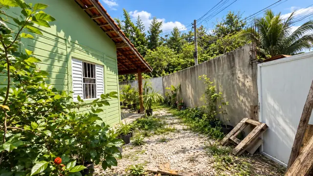 Balcão em granito na cozinha com mesa de madeira ao lado