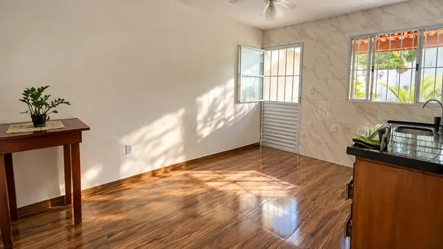 Sala de jantar integrada à cozinha com porta para a varanda
