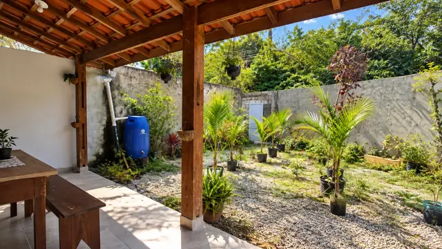 Passagem lateral murada com portão branco