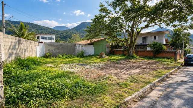 Terreno amplo murado com a serra ao fundo