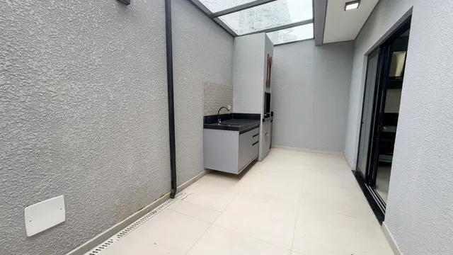 Área de serviço com tanque e iluminação natural