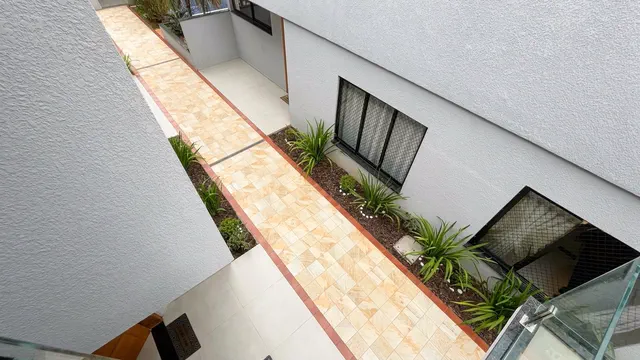Vista do corredor externo do sobrado a partir do pavimento superior