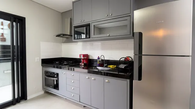 Cozinha equipada com armários planejados e bancada