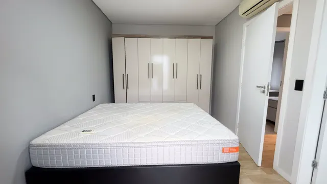 Dormitório com armário embutido e cama de casal