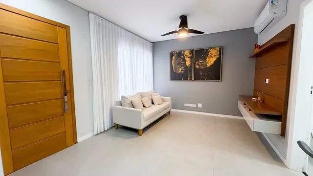 Dormitório com porta de madeira e espaço para home office