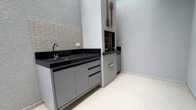 Lavanderia com tanque, armários e prateleiras