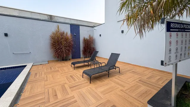 Piscina do Condomínio Talismã com deck de madeira