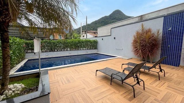 Piscina do Talismã com deck, espreguiçadeiras e vista para a serra