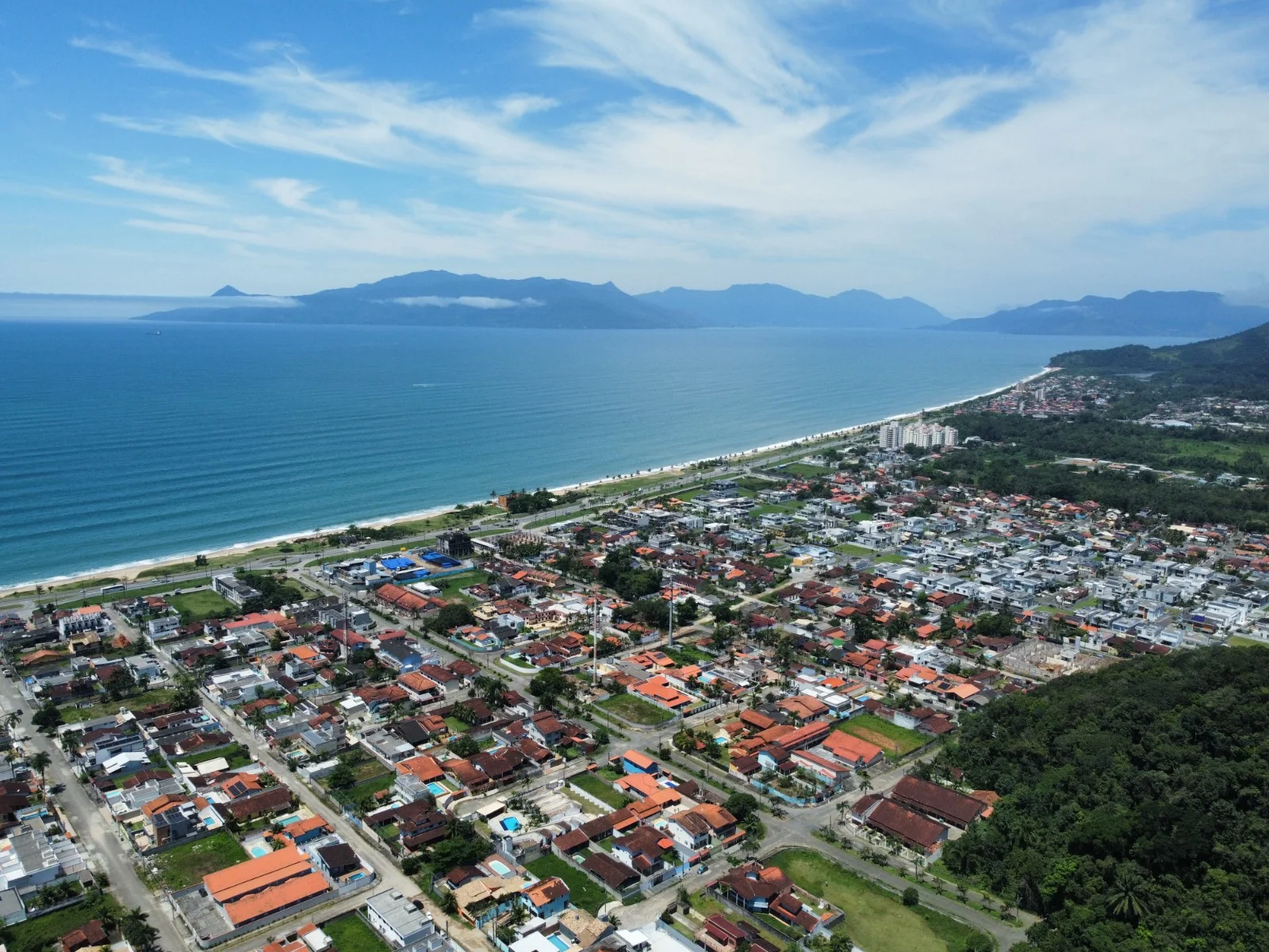 Vista aérea do litoral e do bairro