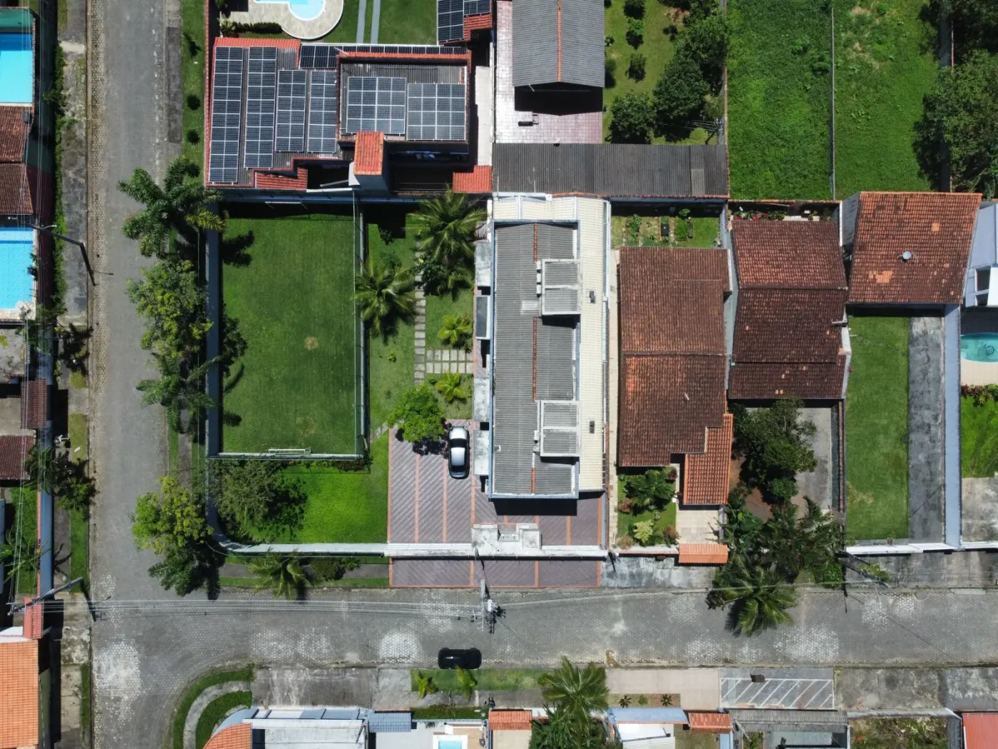 Vista aérea do imóvel e das casas ao redor