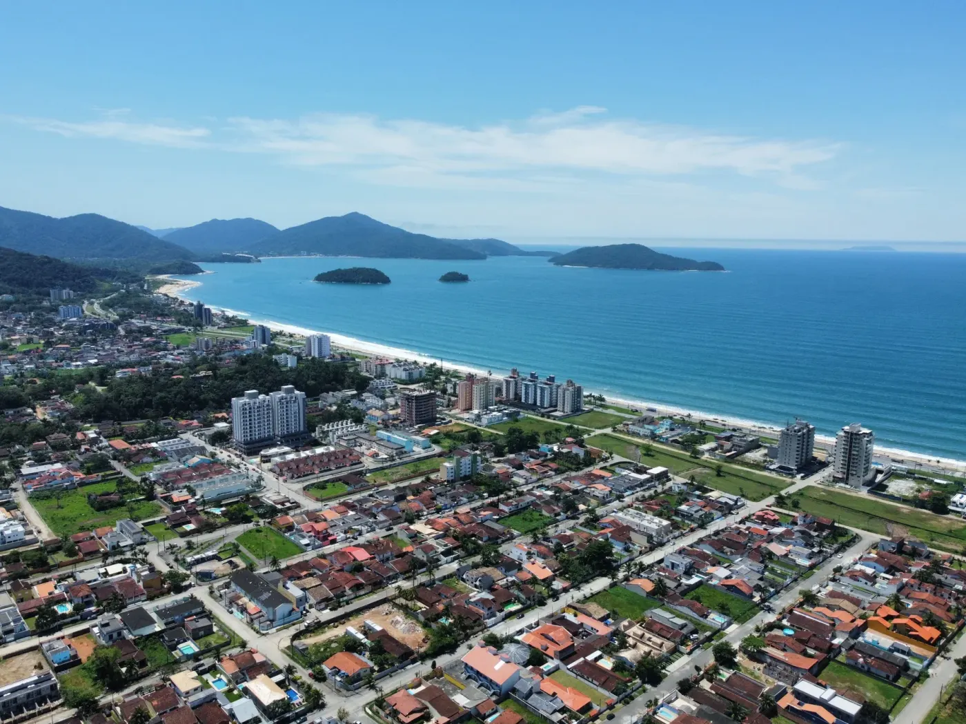 Vista aérea da costa