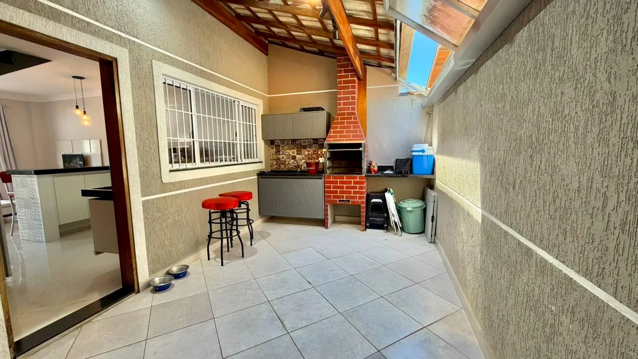 Espaço coberto com bancada